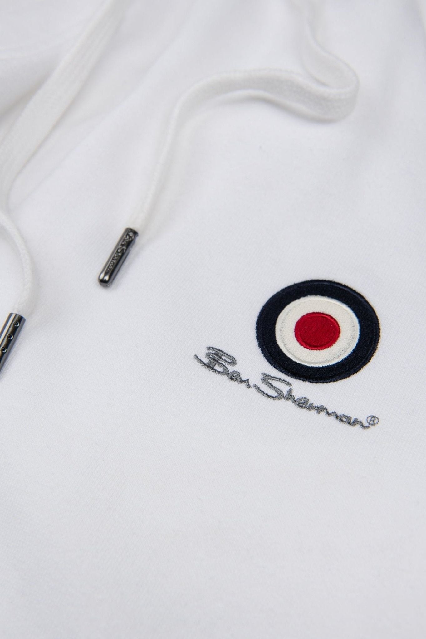 Ben Sherman WBSJ01 WHT Target EMB Jogger – Close-up of Embroidered Target Badge and Ben Sherman Script on White